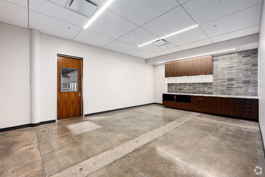 More Photos Of 1175 Aviation Pl, San Fernando Manufacturing For Lease