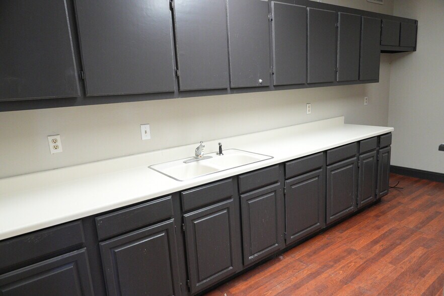 More Photos Of 501 Industrial Dr, Richardson Warehouse For Lease
