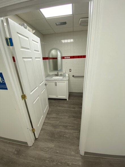 More Photos Of 297-307 S Willow St, Manchester Freestanding For Lease