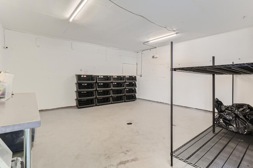 More Photos Of 81 NE Columbia Blvd, Portland Industrial For Sale