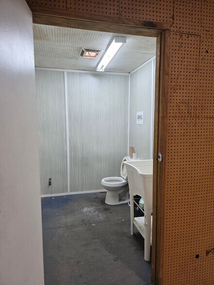 More Photos Of 827 Douglas Ave, Portsmouth Warehouse For Lease