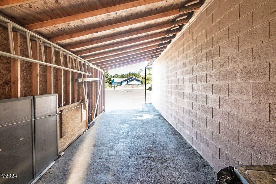 More Photos Of 20 Willow St, Depoe Bay Industrial For Sale