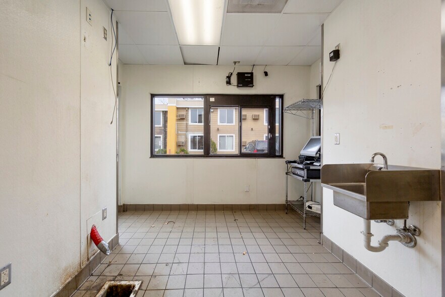 More Photos Of 101 W Lind St, Mankato Fast Food For Sale