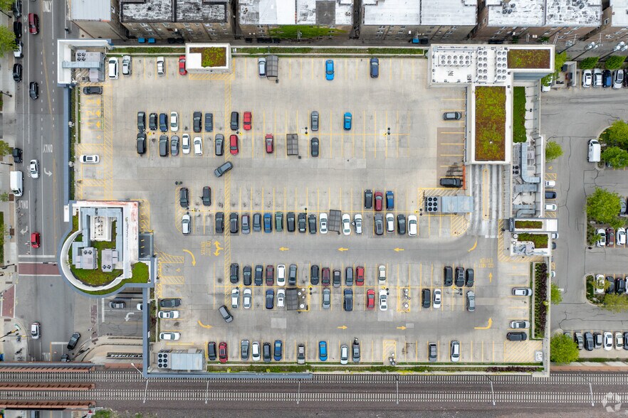 More Photos Of 1800 W Lawrence Ave, Chicago General Retail For Lease