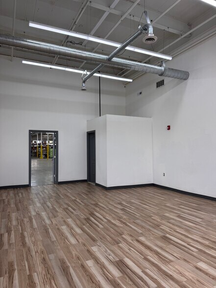 More Photos Of 746 Gotham Pky, Carlstadt Warehouse For Lease