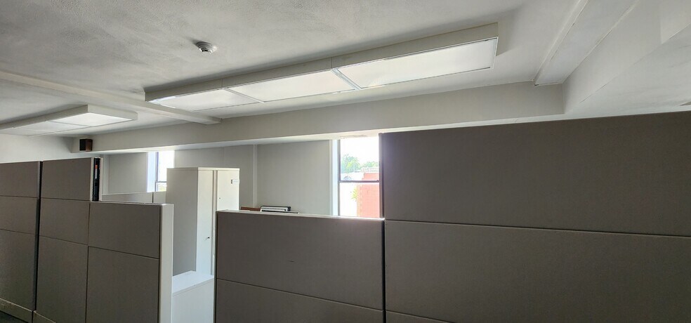 More Photos Of 2144 S Macarthur Blvd, Springfield Office For Lease