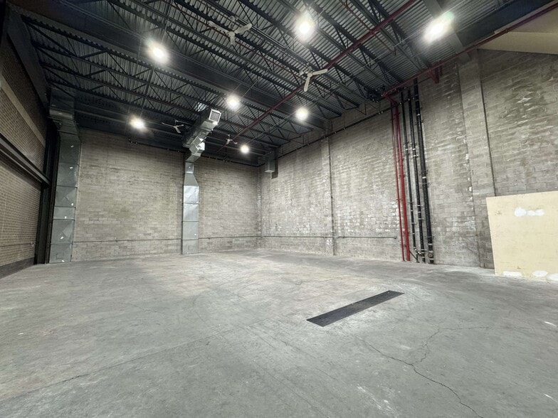 Primary Photo Of Queens, Maspeth Warehouse For Lease