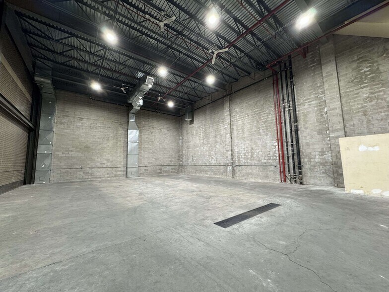 Primary Photo Of Queens, Maspeth Warehouse For Lease