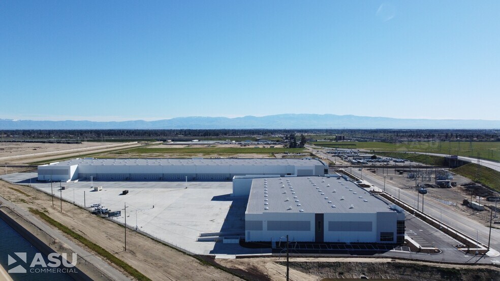 More Photos Of 2204 Coffee Rd, Bakersfield Showroom For Lease