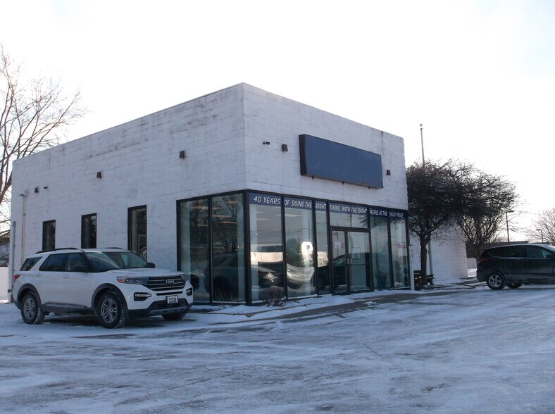 More Photos Of 500 S Green Bay Rd, Neenah Auto Dealership For Sale