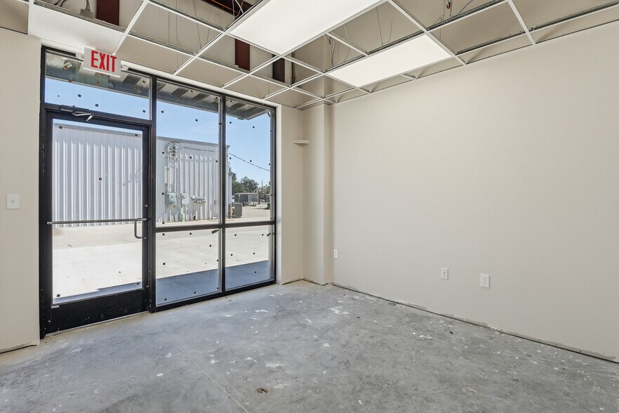 More Photos Of 5342 5th St, Katy Freestanding For Lease
