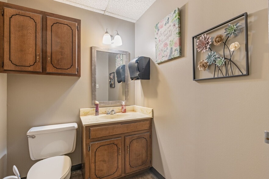 More Photos Of 6580 E Skelly Dr, Tulsa Manufacturing For Sale