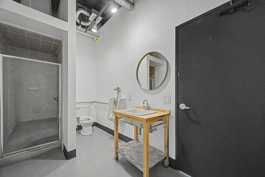 More Photos Of 6115 Skyline Dr, Houston Warehouse For Lease