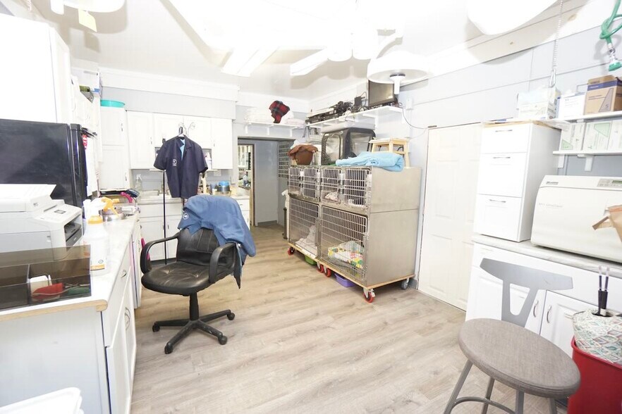 More Photos Of 25580 Lakeland Blvd, Euclid Veterinarian Kennel For Sale