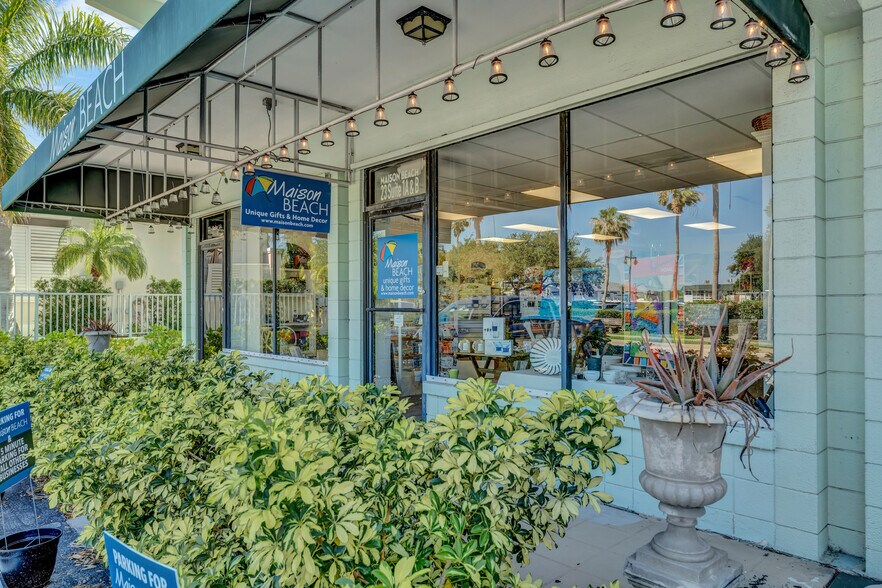 More Photos Of 23 Royal Palm Pointe, Vero Beach Restaurant For Sale