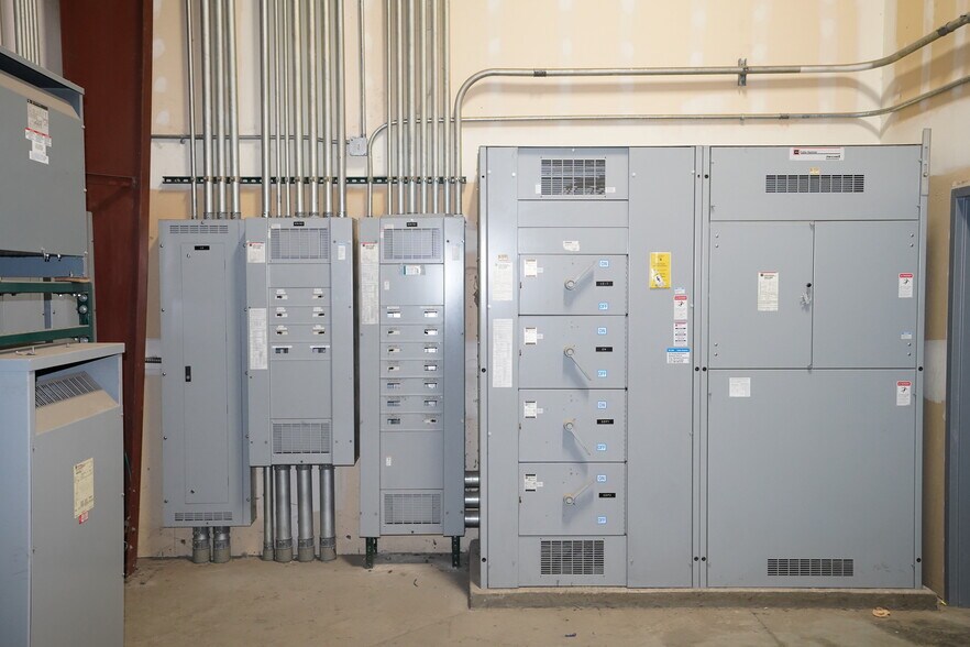 More Photos Of 3773 Monarch St, Frederick Warehouse For Lease