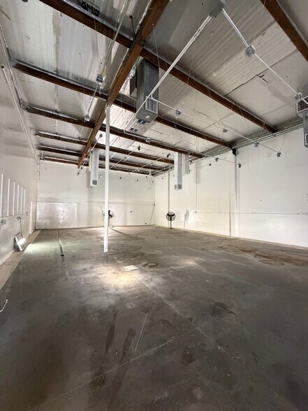 More Photos Of 7931 Deering Ave, Canoga Park Service For Sale
