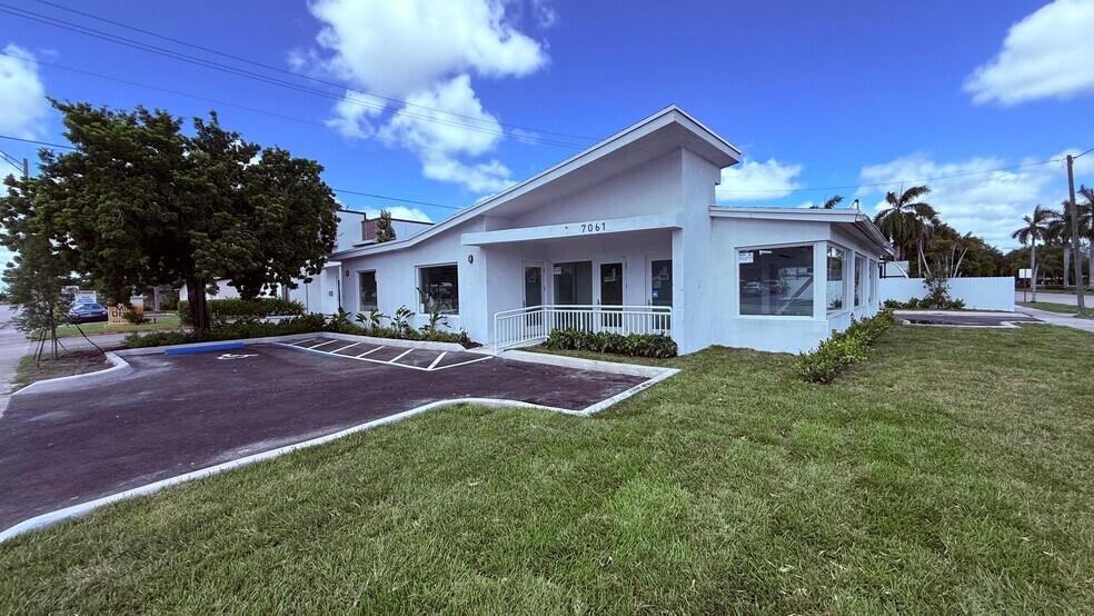 More Photos Of 7061 Taft St, Hollywood Medical For Sale