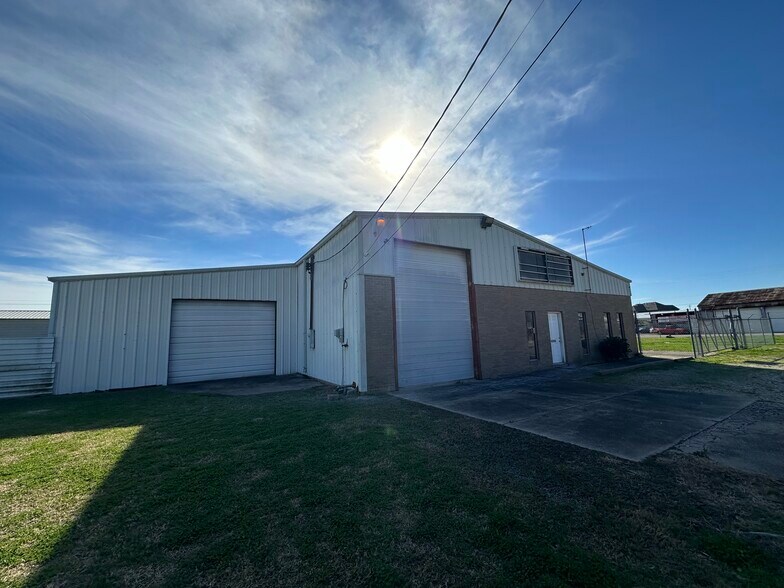 Primary Photo Of 3412 Lockheed St, Pearland Auto Salvage Facility For Sale