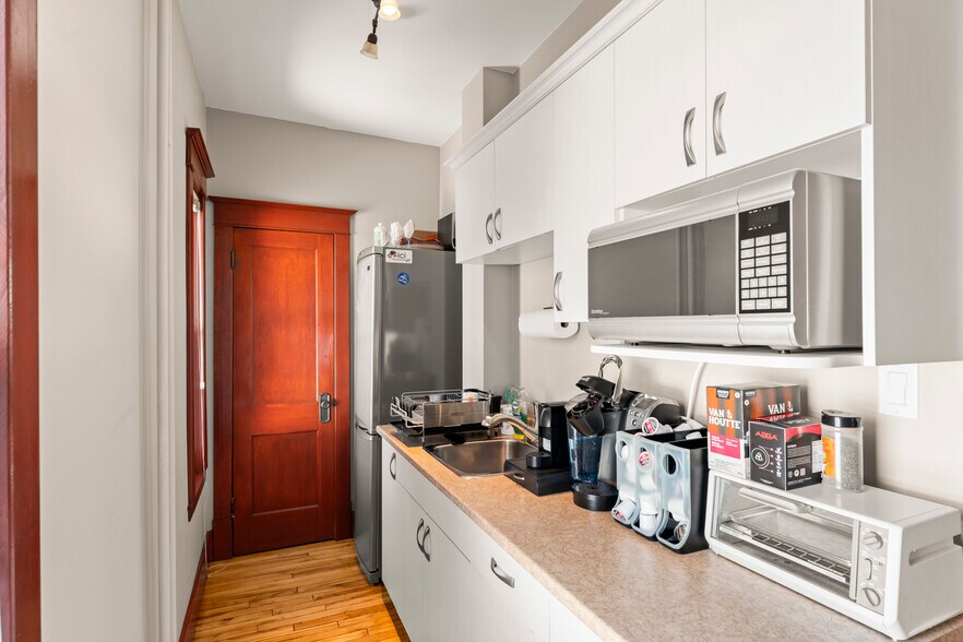 More Photos Of 531 Rue Du Conseil, Sherbrooke Office For Sale