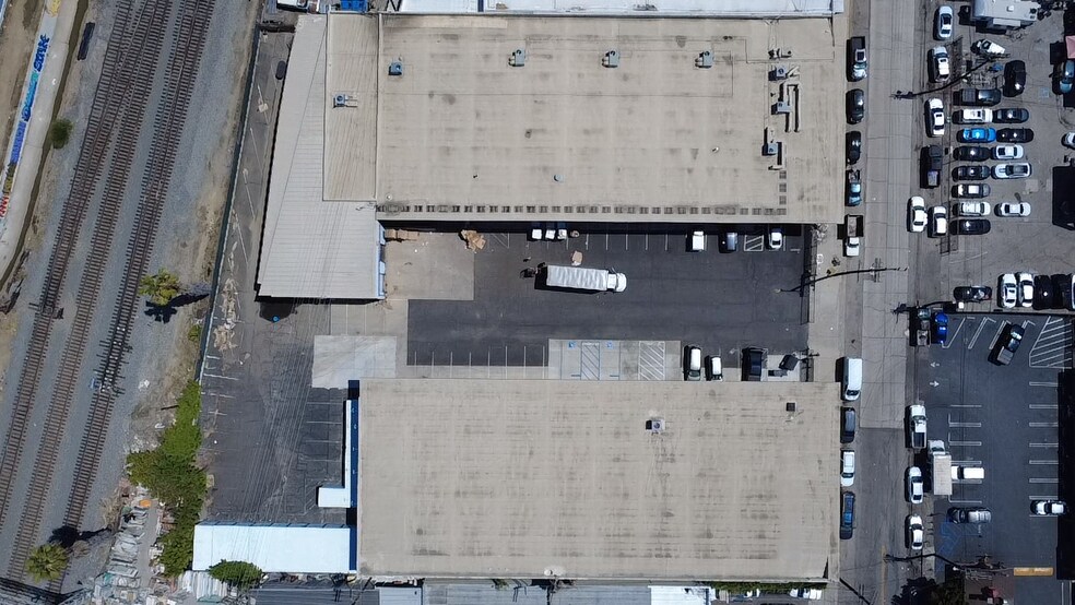 More Photos Of 7535 Woodman Pl, Van Nuys Warehouse For Lease