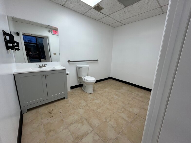 More Photos Of 713-741 Cady Dr, Fort Washington Storefront Retail Office For Lease