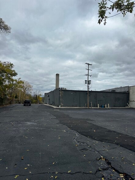 More Photos Of 398 Auburn Rd, Pontiac Warehouse For Lease