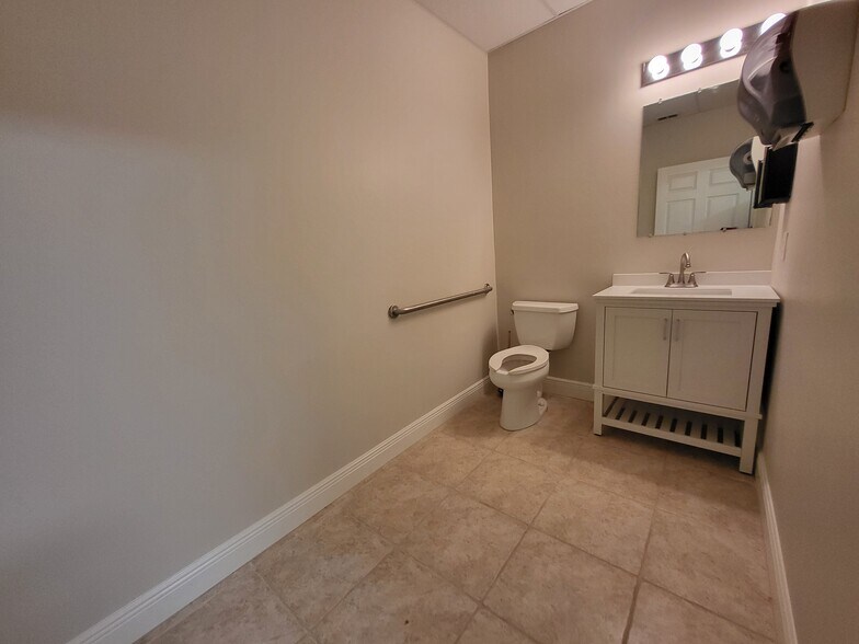 More Photos Of 12851-12853 Banyan Creek Dr, Fort Myers Office For Lease