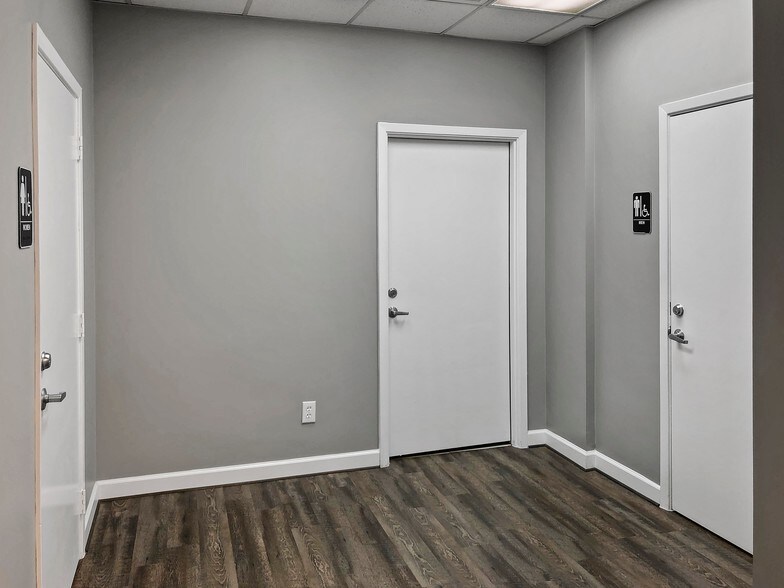 More Photos Of 102 E Walker St, League City Office For Lease