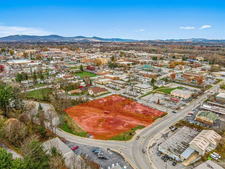 More Photos Of 307-321 S Washington St, Hendersonville Land For Lease