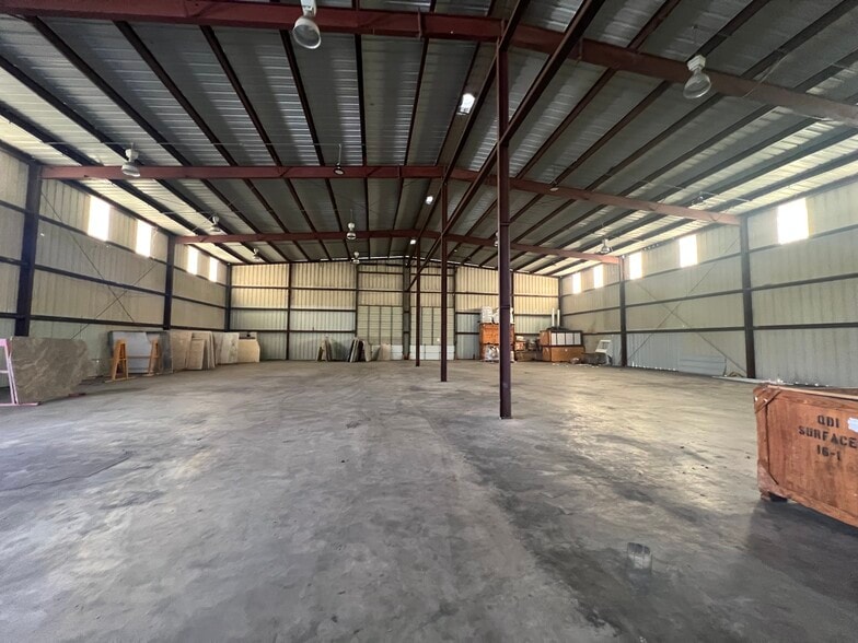 More Photos Of 5809-5817 Centralcrest St, Houston Warehouse For Lease