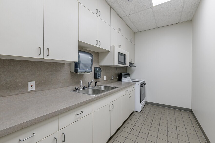 More Photos Of 1715 W Commerce Dr, Marshall Service For Sale