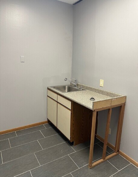 More Photos Of 7950 E Acoma Dr, Scottsdale Research And Development For Lease