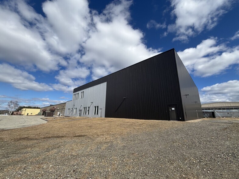 More Photos Of 33 Omni Cir, Auburn Distribution For Lease