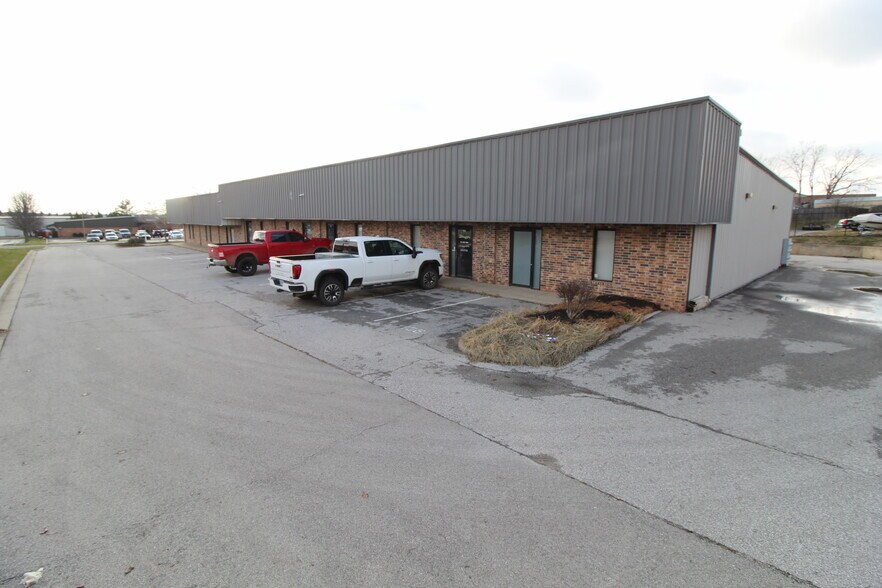 Primary Photo Of 7320 W 162nd St, Overland Park Showroom For Lease