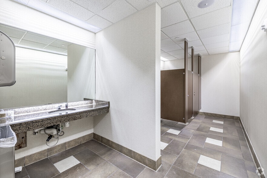 More Photos Of 7550 W Interstate 10, San Antonio Office For Lease