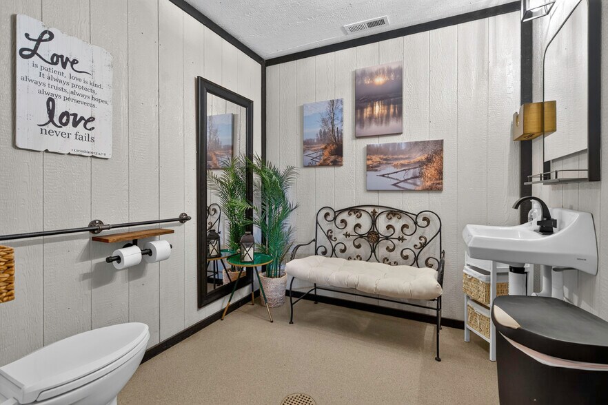 More Photos Of 1558 N 600 Rd, Baldwin City Specialty For Sale