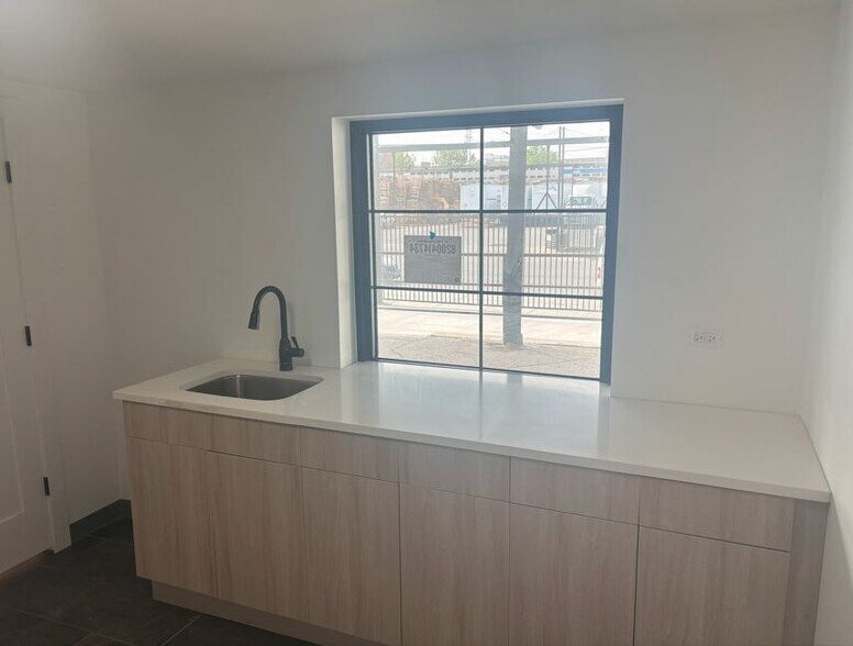 More Photos Of 2048 W Hubbard St, Chicago Showroom For Lease