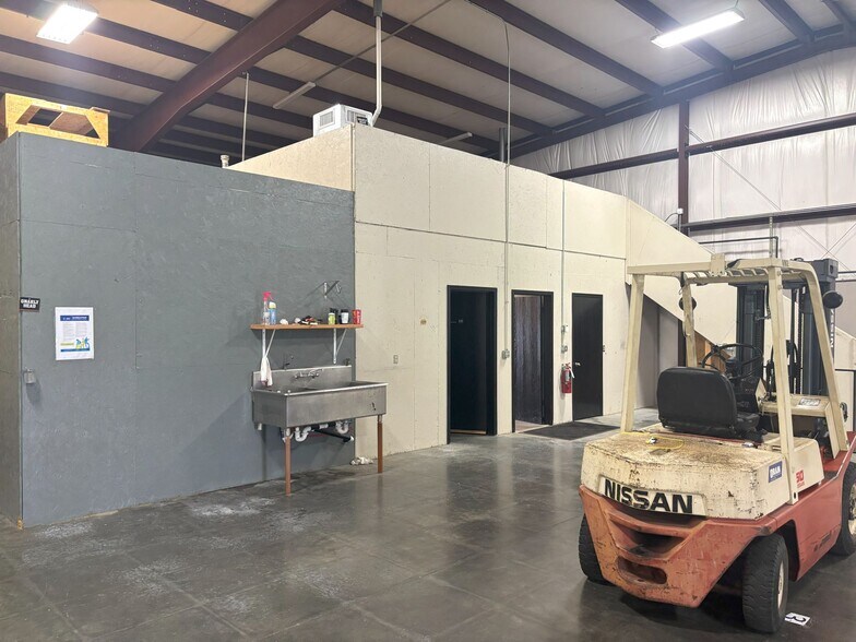 More Photos Of 1035 E 23rd St, Lawrence Warehouse For Lease