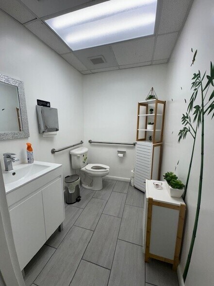 More Photos Of 12601 NW 115th Ave, Medley Warehouse For Lease