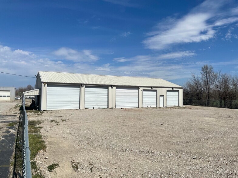 More Photos Of 3815 S Limit Ave, Sedalia Unknown For Lease