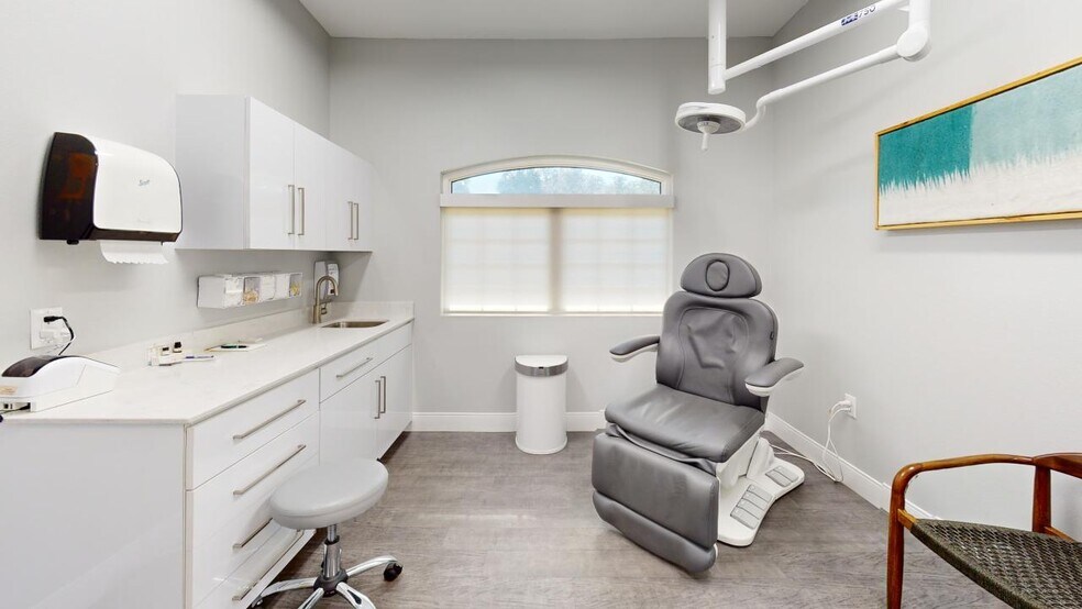 More Photos Of 85 Bay Bridge Dr, Gulf Breeze Medical For Sale