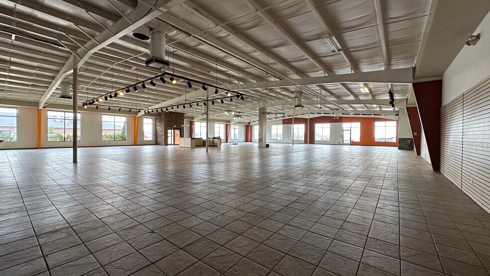 More Photos Of 2401 1/2 Empire, Bloomington General Retail For Sale