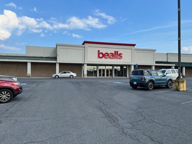 More Photos Of 1029 S Main St, Woodstock Unknown For Lease