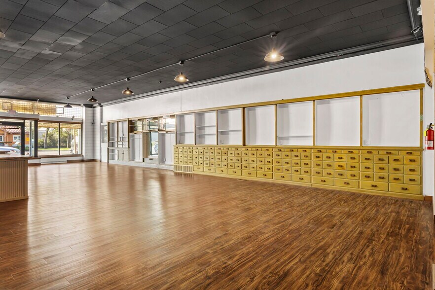 More Photos Of 111 E Main St, Laurel Storefront For Sale