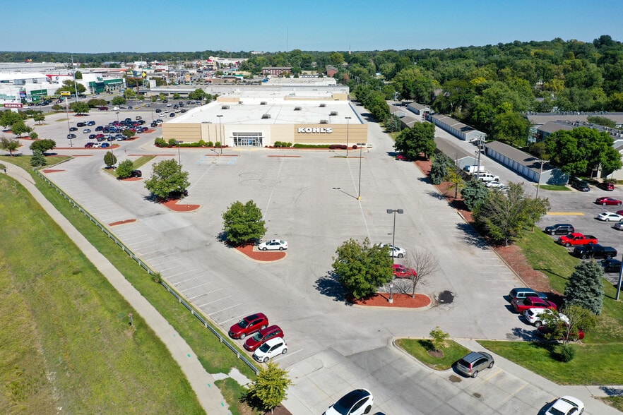 More Photos Of 909 S 72nd St, Omaha Department Store For Sale