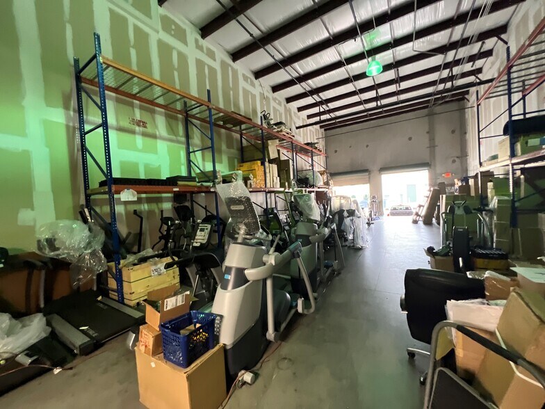 More Photos Of 6881 Kingspointe Pky, Orlando Business Park For Lease