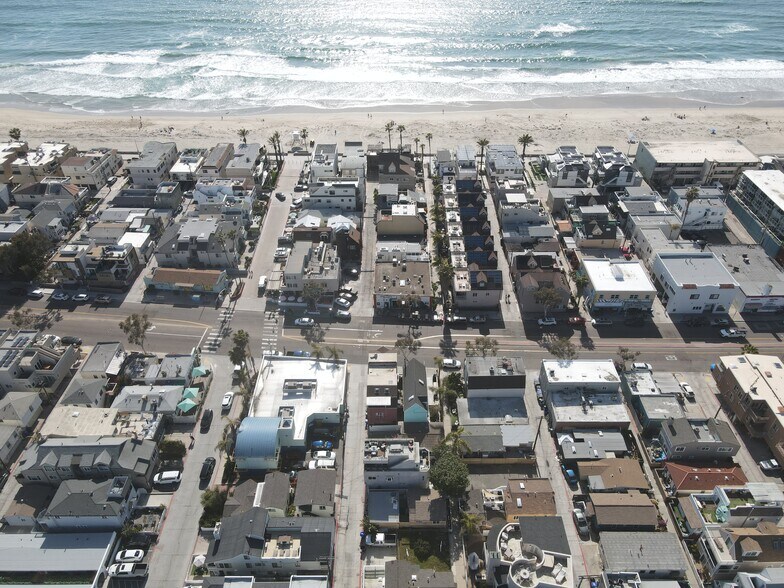 More Photos Of 3719 Mission Blvd, San Diego Freestanding For Sale