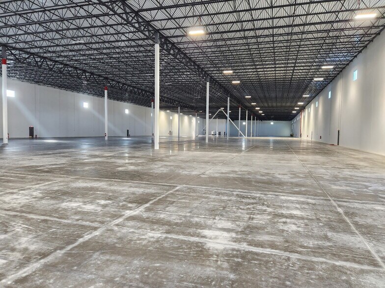 More Photos Of 4908 W Linebaugh Ave, Tampa Distribution For Lease