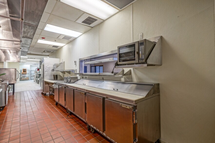 More Photos Of 3450 Gateway Dr, Grand Forks Restaurant For Lease